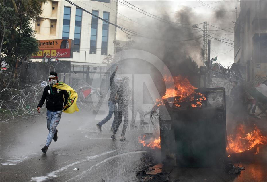 Clashes erupt outside US embassy in Beirut