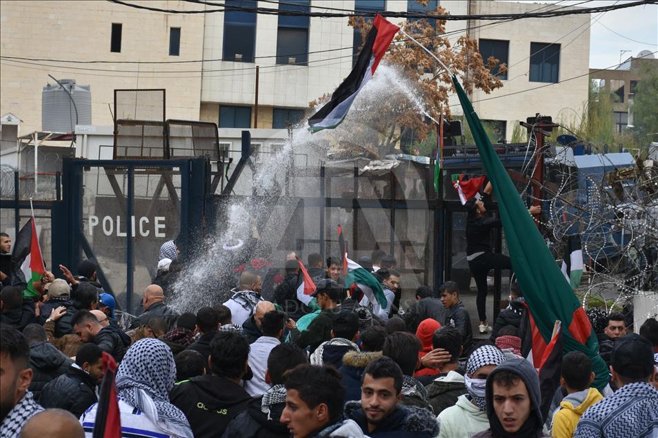Clashes erupt outside US embassy in Beirut