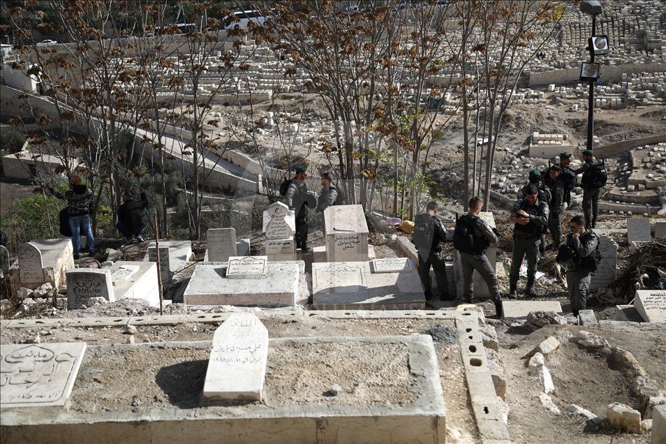 İsrail polisi tarihi Müslüman mezarlığına baskın düzenledi
