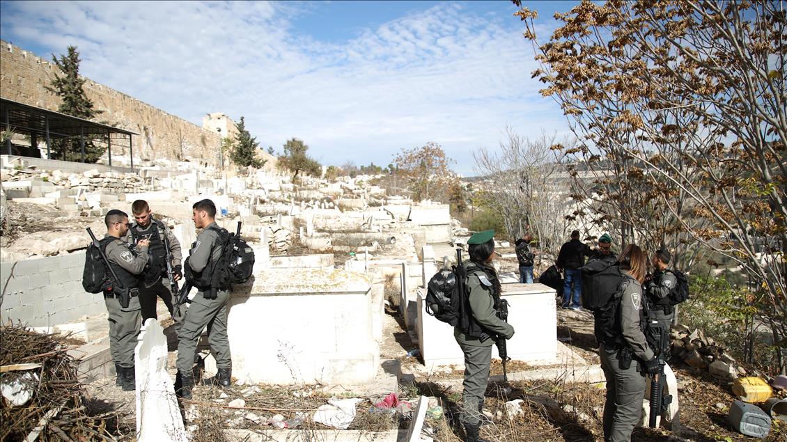 İsrail polisi tarihi Müslüman mezarlığına baskın düzenledi
