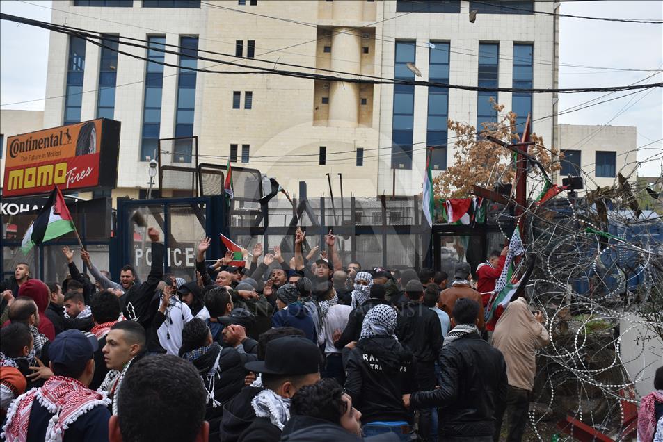 Clashes erupt outside US embassy in Beirut