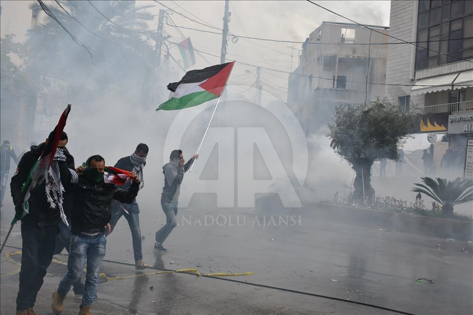 Clashes erupt outside US embassy in Beirut