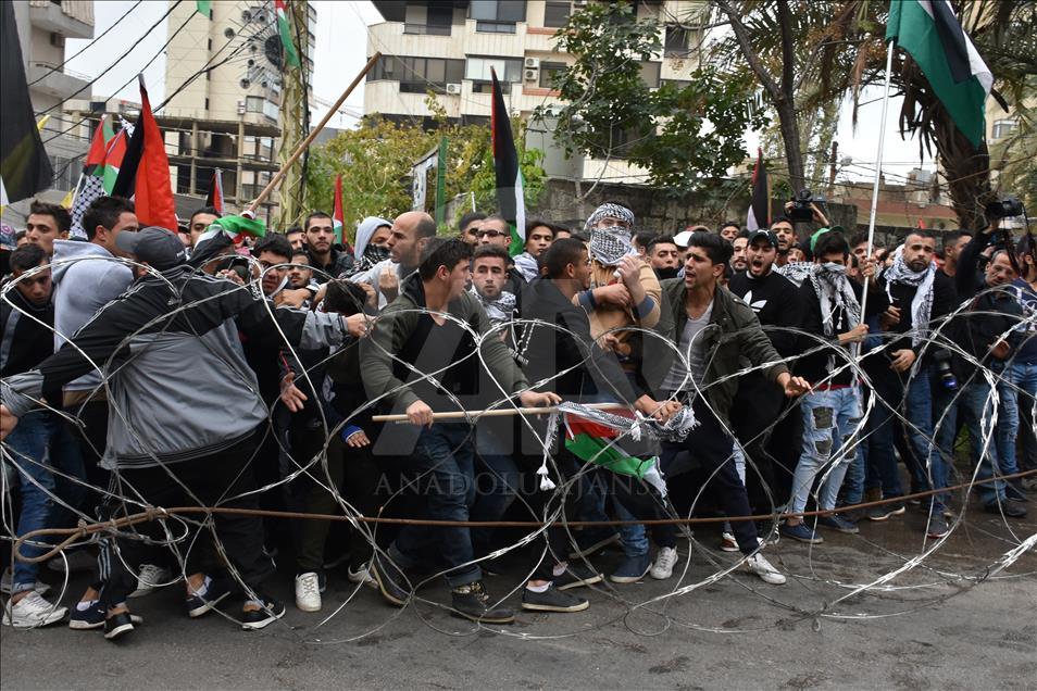 Clashes erupt outside US embassy in Beirut