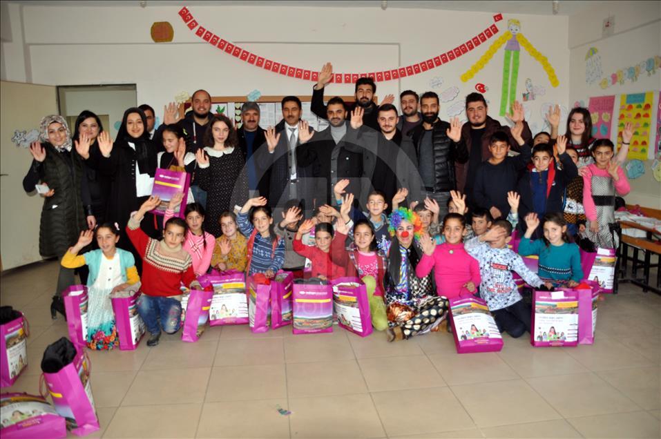 Öğrencileri için sosyal medyada yardım kampanyası başlattı