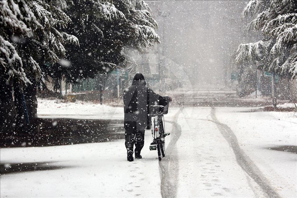  Heavy snowfall hits Kashmir