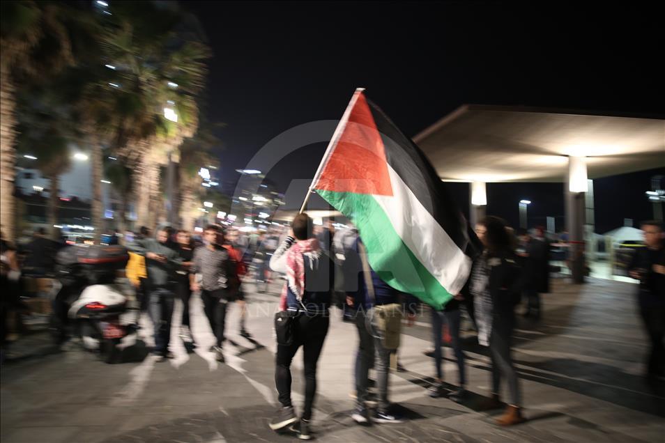 Tel Aviv'deki ABD Büyükelçiliği önünde protesto
