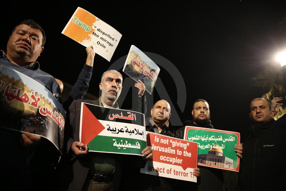 Tel Aviv'deki ABD Büyükelçiliği önünde protesto
