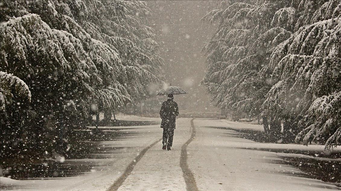  Heavy snowfall hits Kashmir