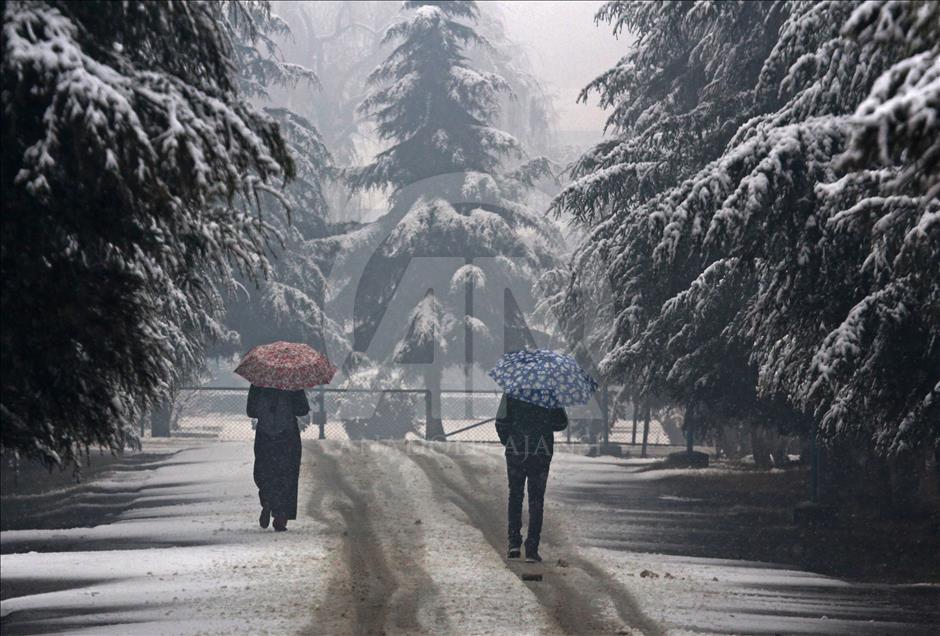  Heavy snowfall hits Kashmir