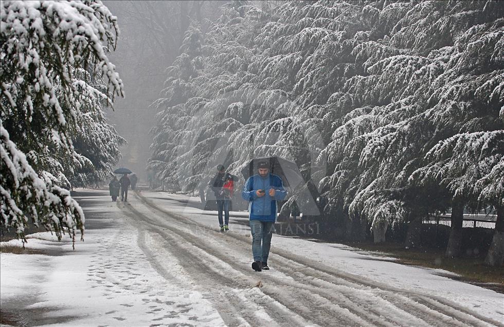  Heavy snowfall hits Kashmir