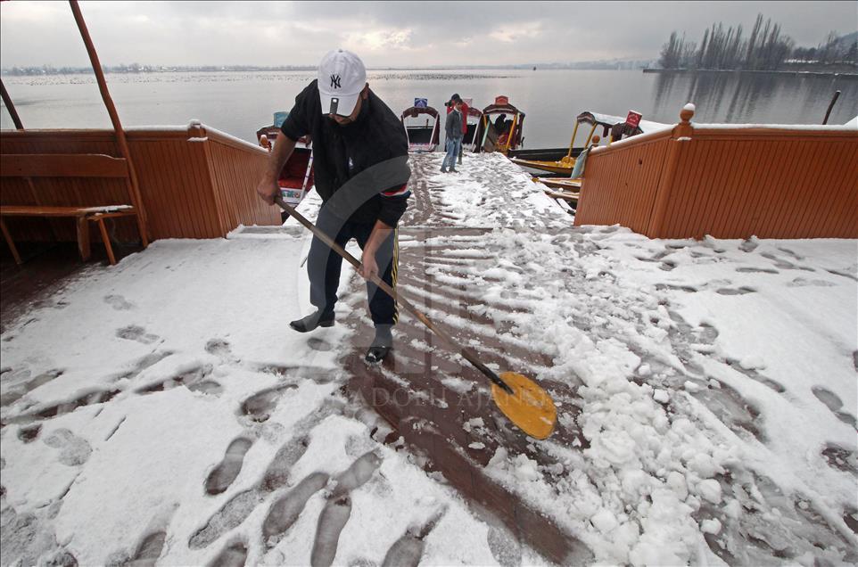  Heavy snowfall hits Kashmir