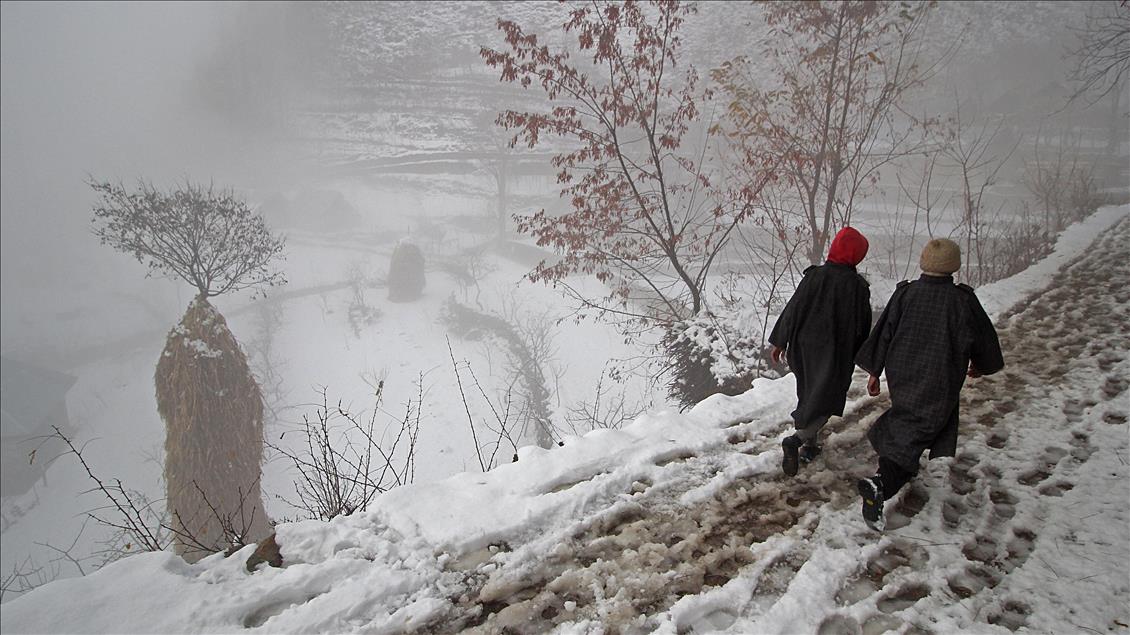  Heavy snowfall hits Kashmir