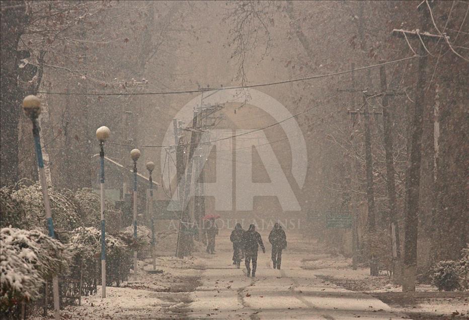  Heavy snowfall hits Kashmir