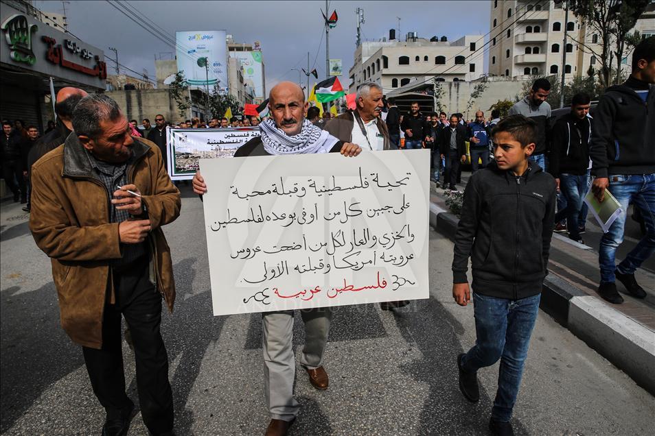 El Halil kentinde bir grup, Trump'ın Kudüs kararını protesto etti 