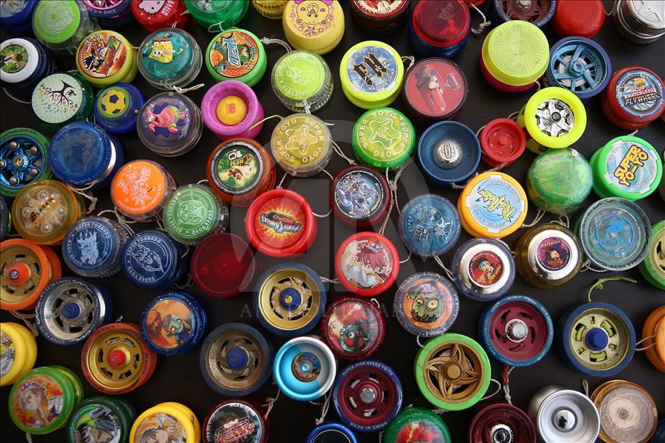 Turquie : Akin Aybak, un collectionneur de "yo-yos " à l'âme d'enfant