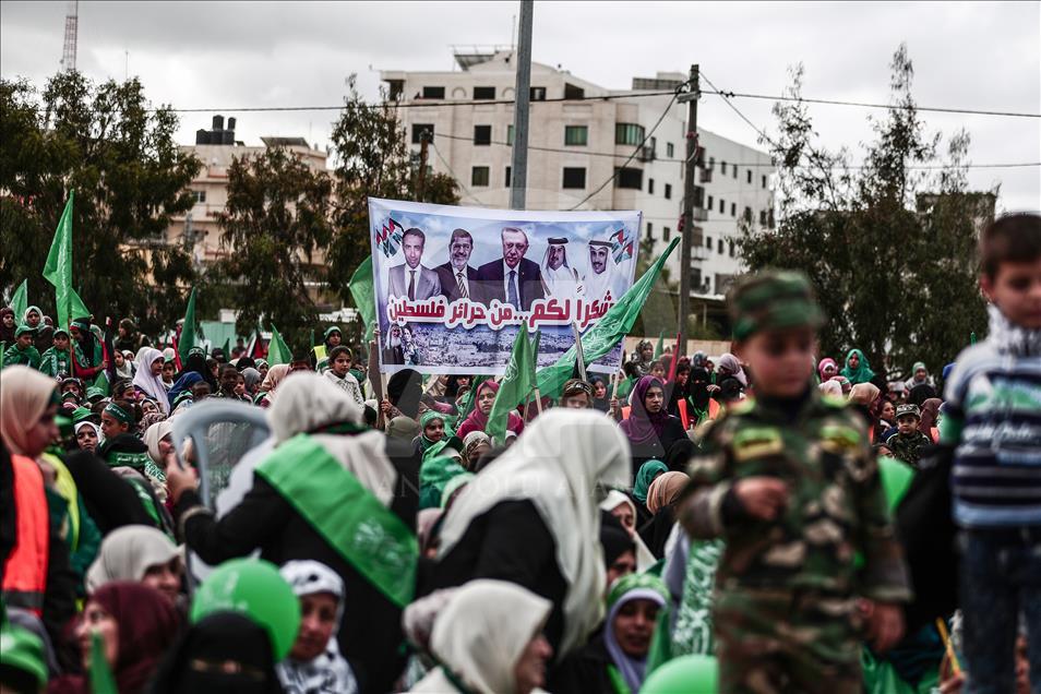 عشرات الالاف الفلسطينيين يشاركون في مهرجان نظمته حركة حماس في ساحة الكتيبة غرب مدينة غزة في ذكرى انطلاقة الحركة الـ٣٠ 