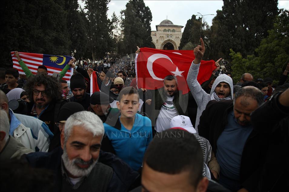 Hundreds protest Trump decision in Jerusalem's Aqsa