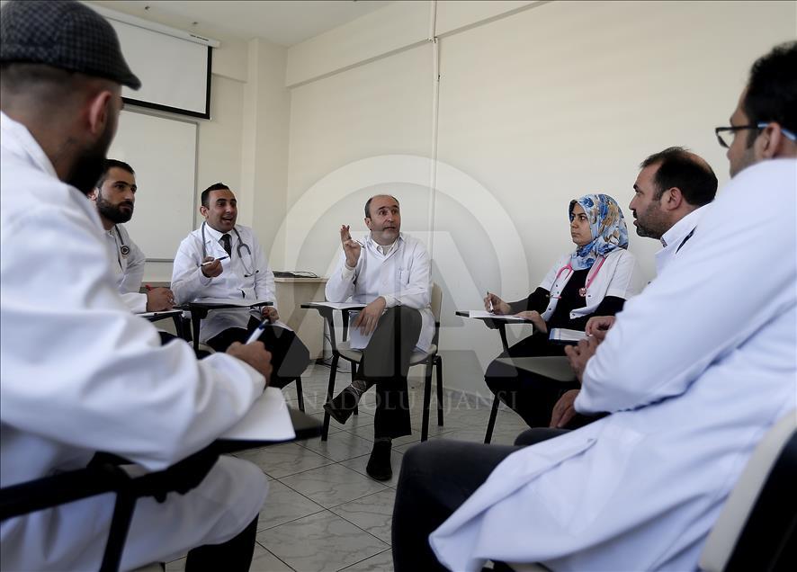 Suriyeli doktorlar yurttaşlarına hizmete başladı
