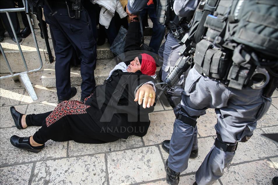 Israeli security forces clash with protesters in occupied W. Bank 