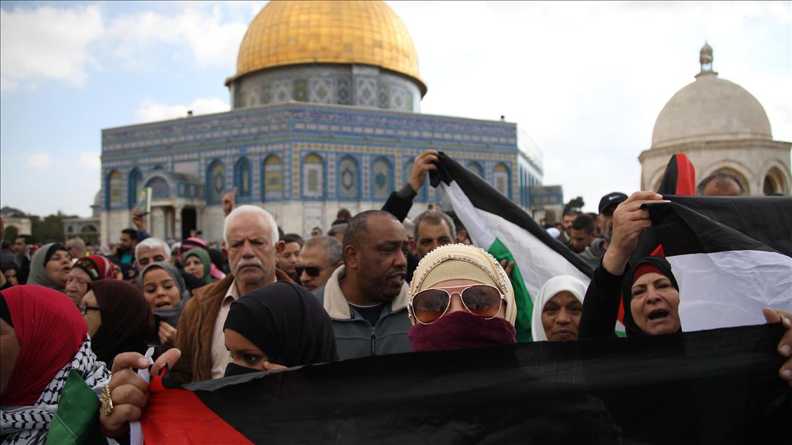 Hundreds protest Trump decision in Jerusalem's Aqsa