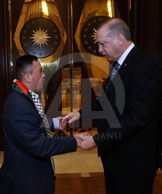 President Erdogan receives Palestinian with Down syndrome 
