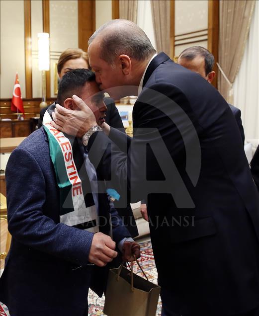 President Erdogan receives Palestinian with Down syndrome 