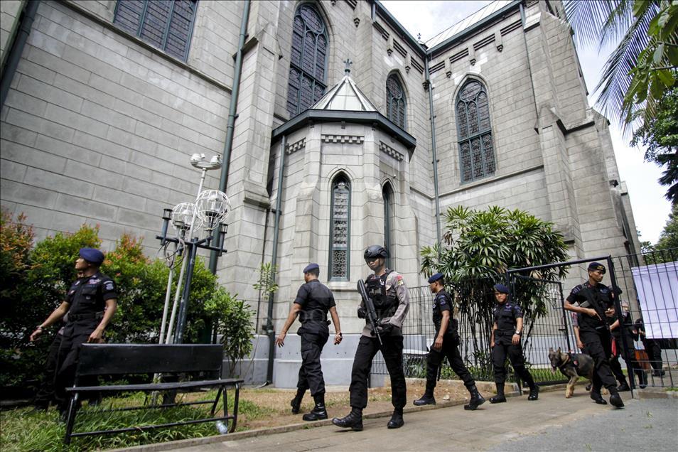 Pengamanan Gereja Katedral jelang misa malam Natal