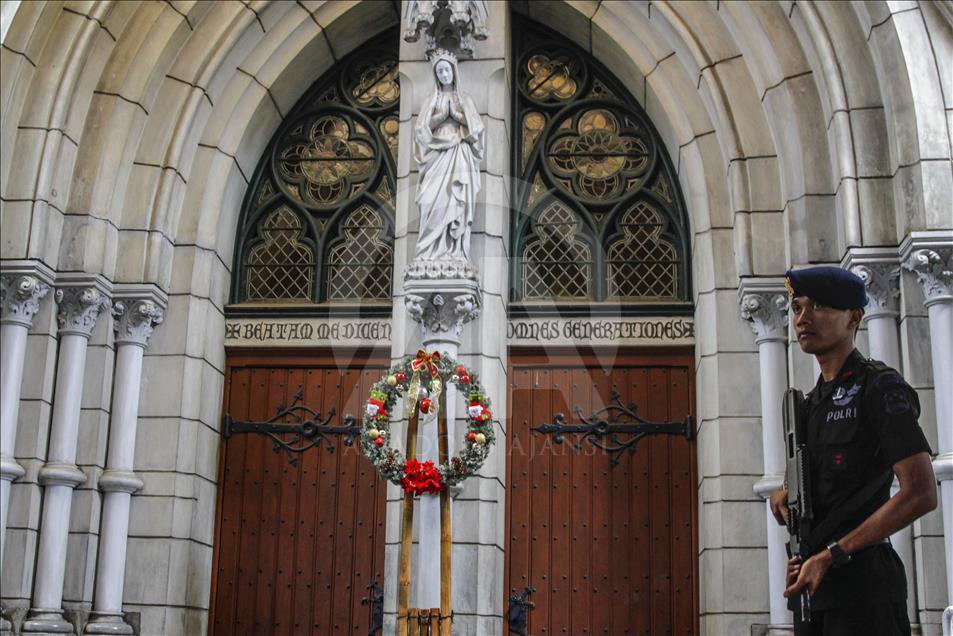 Pengamanan Gereja Katedral jelang misa malam Natal
