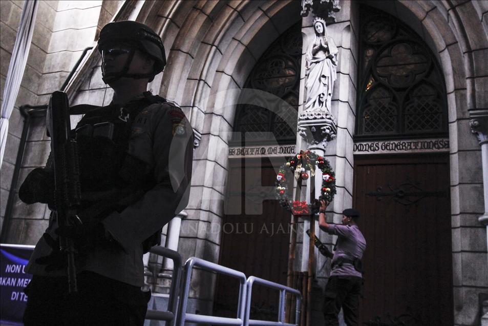 Pengamanan Gereja Katedral jelang misa malam Natal