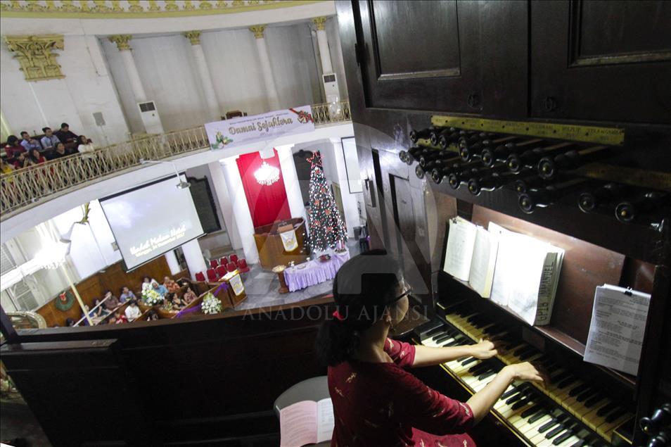 Khusyuk ibadah Natal di Gereja Immanuel Jakarta