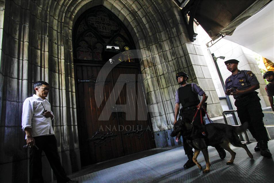 Pengamanan Gereja Katedral jelang misa malam Natal