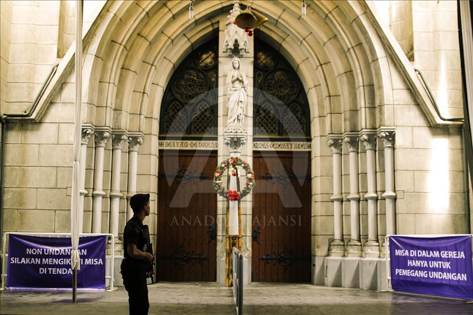 Pengamanan Gereja Katedral jelang misa malam Natal
