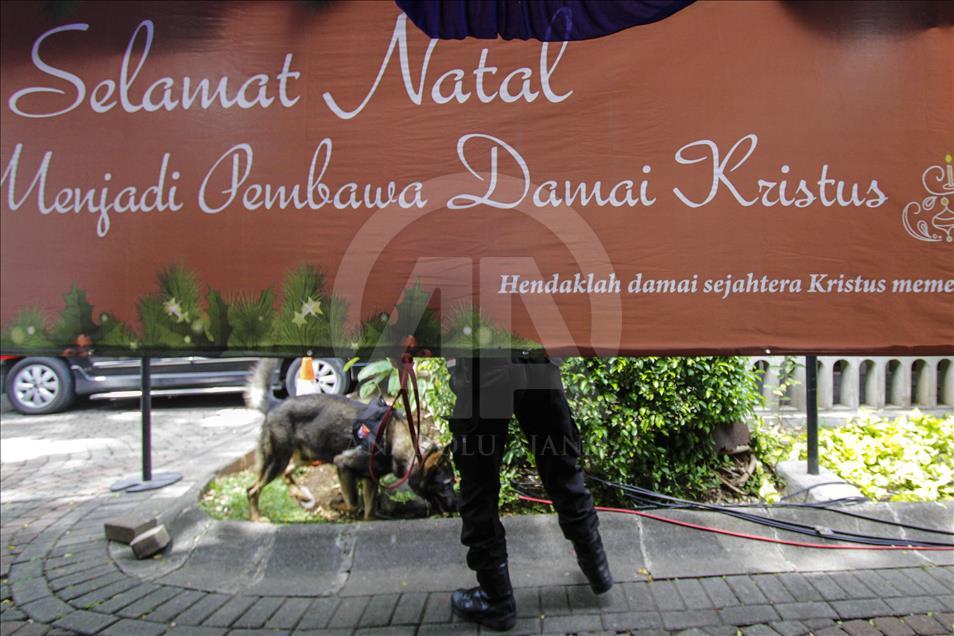 Pengamanan Gereja Katedral jelang misa malam Natal