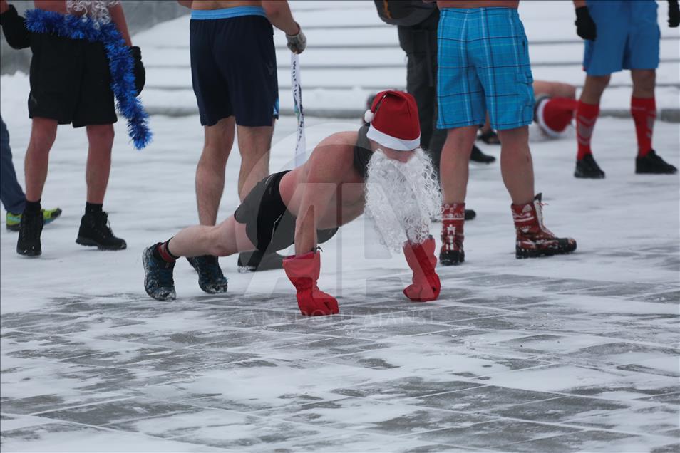 Santa Claus imitasi ramai-ramai terabas udara dingin Rusia