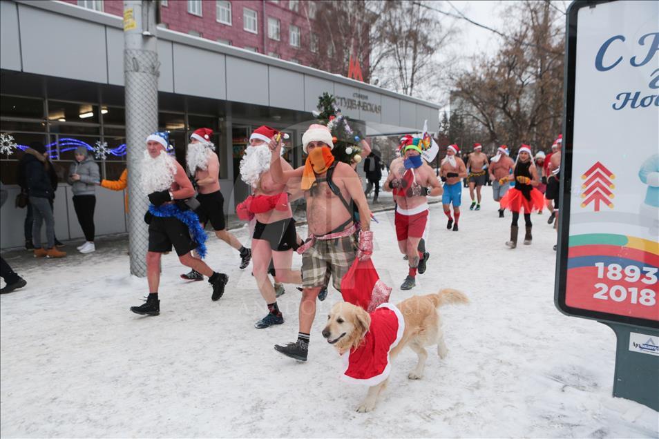 Santa Claus imitasi ramai-ramai terabas udara dingin Rusia