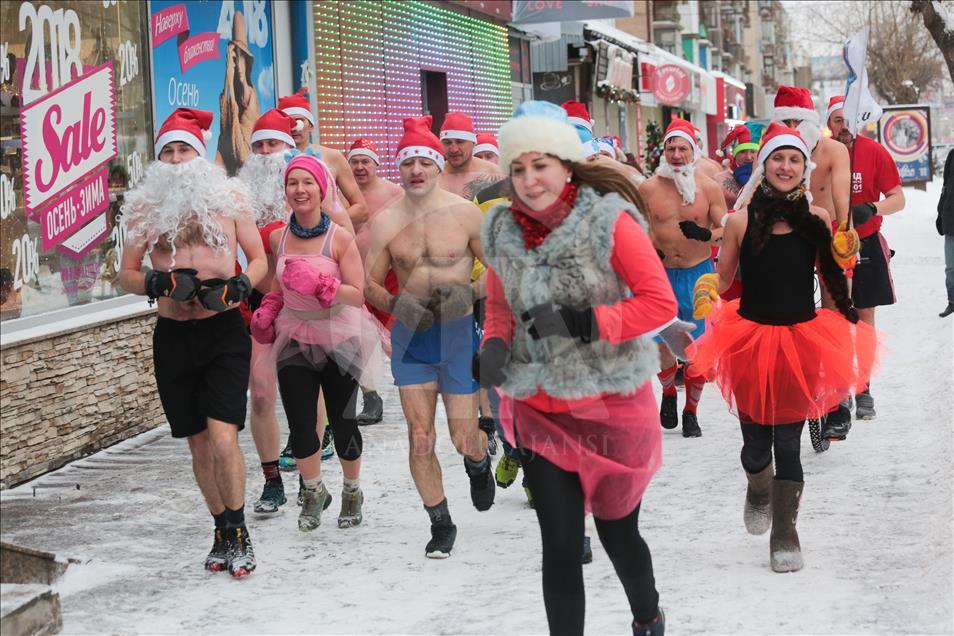 Santa Claus imitasi ramai-ramai terabas udara dingin Rusia