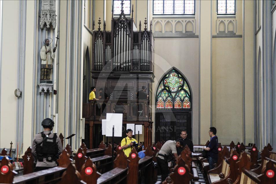 Pengamanan Gereja Katedral jelang misa malam Natal