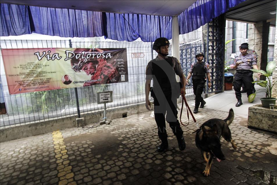 Pengamanan Gereja Katedral jelang misa malam Natal