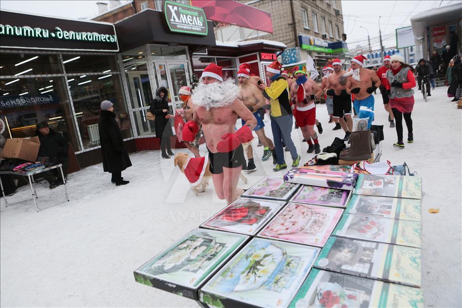 Santa Claus imitasi ramai-ramai terabas udara dingin Rusia