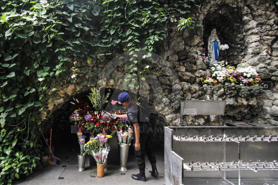 Pengamanan Gereja Katedral jelang misa malam Natal
