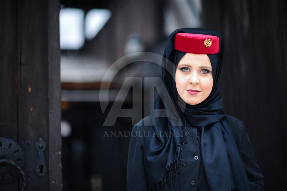 "الطربوش" يعود إلى شوارع البوسنة ولكن على رؤوس السيدات