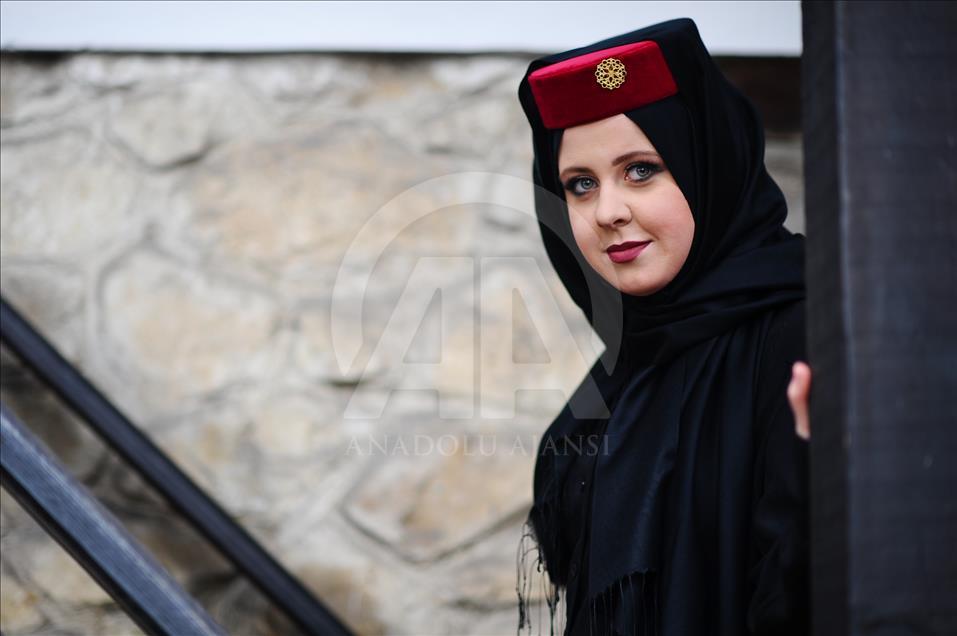 "الطربوش" يعود إلى شوارع البوسنة ولكن على رؤوس السيدات