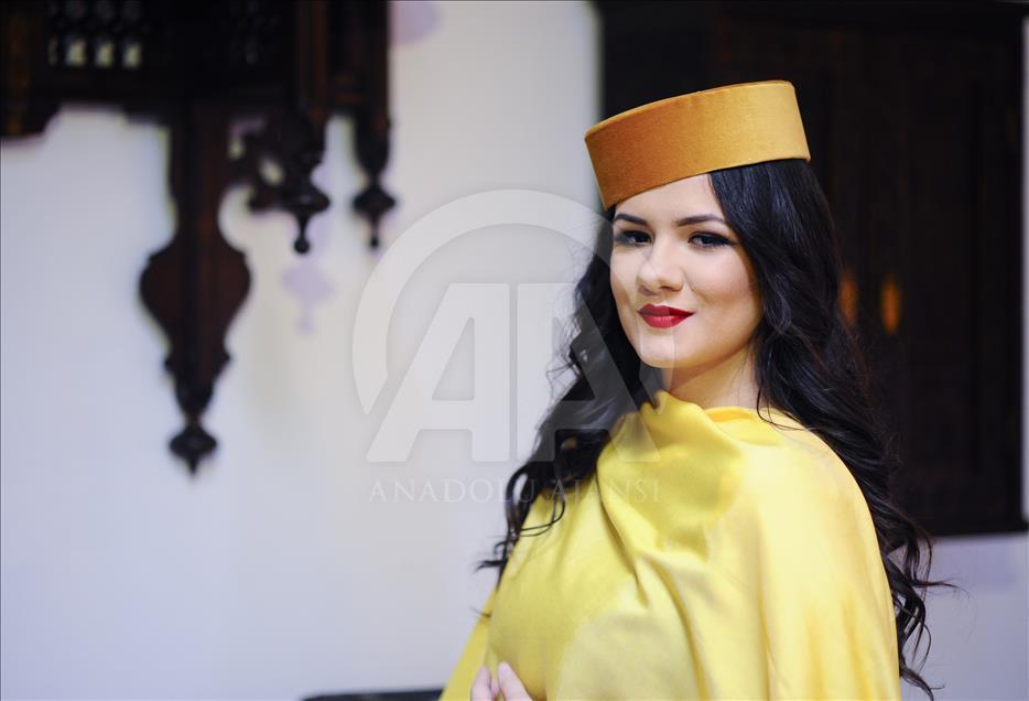 "الطربوش" يعود إلى شوارع البوسنة ولكن على رؤوس السيدات