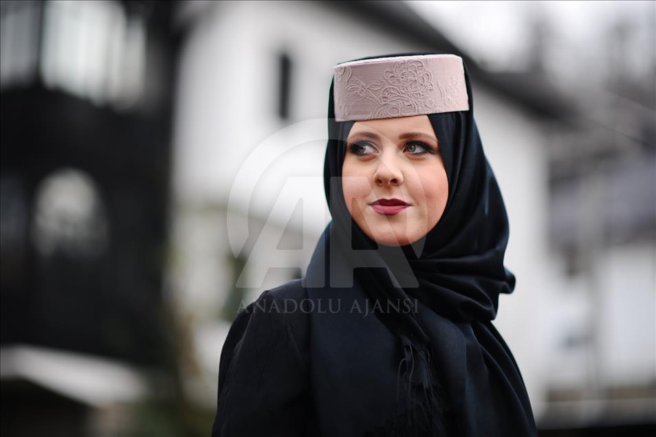 "الطربوش" يعود إلى شوارع البوسنة ولكن على رؤوس السيدات