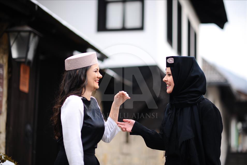 "الطربوش" يعود إلى شوارع البوسنة ولكن على رؤوس السيدات