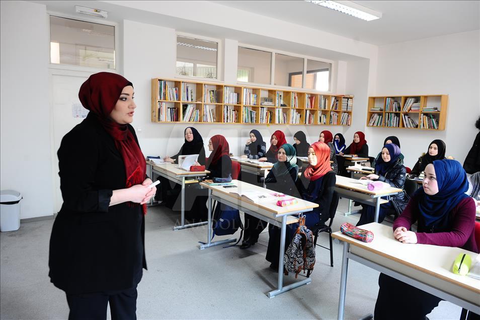 "الطربوش" يعود إلى شوارع البوسنة ولكن على رؤوس السيدات