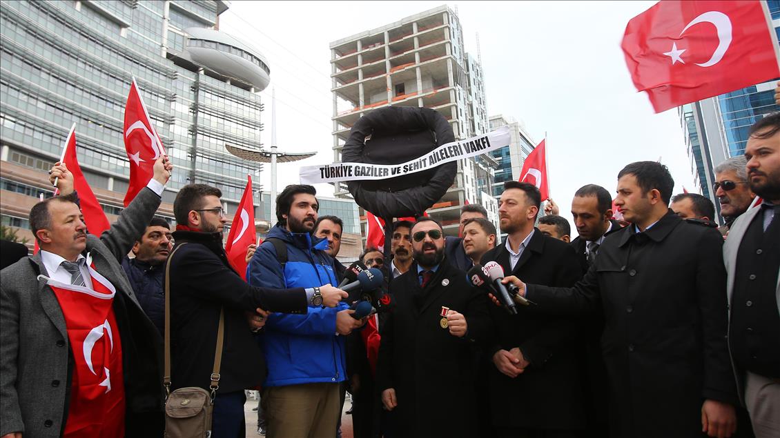 Şehit aileleri CHP'ye siyah çelenk bıraktı