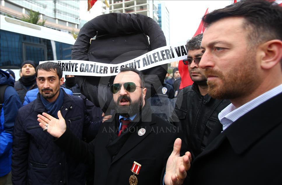 Şehit aileleri CHP'ye siyah çelenk bıraktı