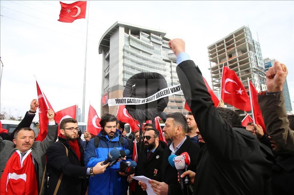 Şehit aileleri CHP'ye siyah çelenk bıraktı