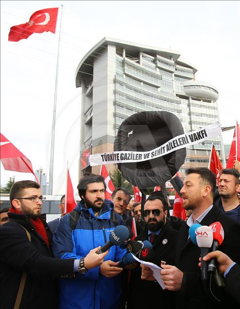 Şehit aileleri CHP'ye siyah çelenk bıraktı